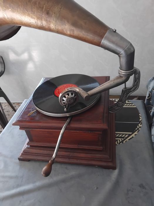 Superb gramofon, patefon original MASTER'S VOICE fabricat în 1924.