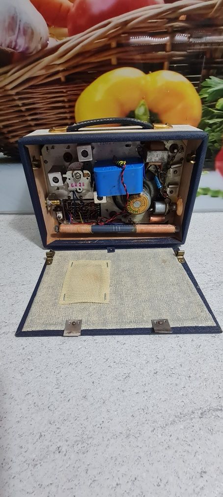 Aparat de radio model vechi Reela Transistors.