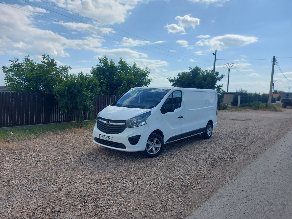 Opel Vivaro varianta lungă