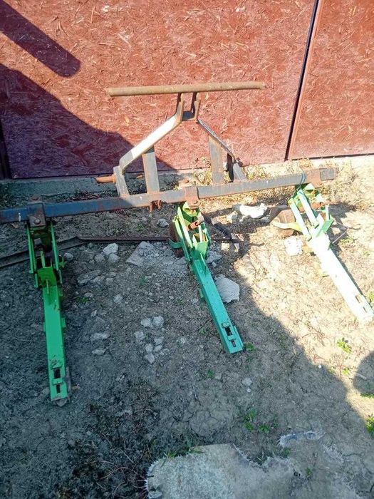 Prășitoare cu trei secții în stare buna de funcționare.