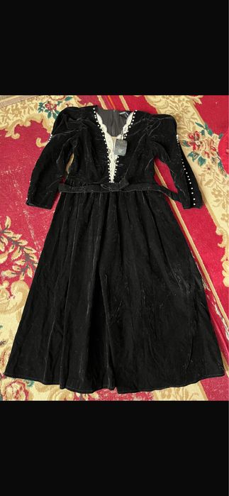 Жаңа қара түсті моншақтары бар ұзын көйлек