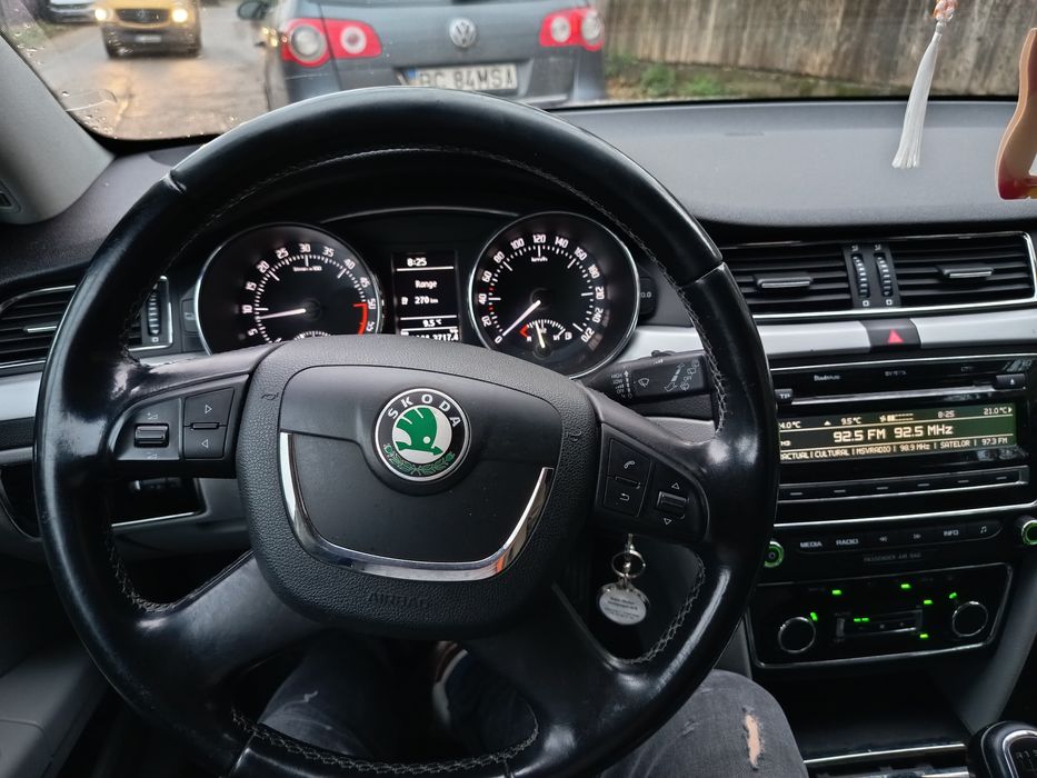 Vând Skoda superb avariata