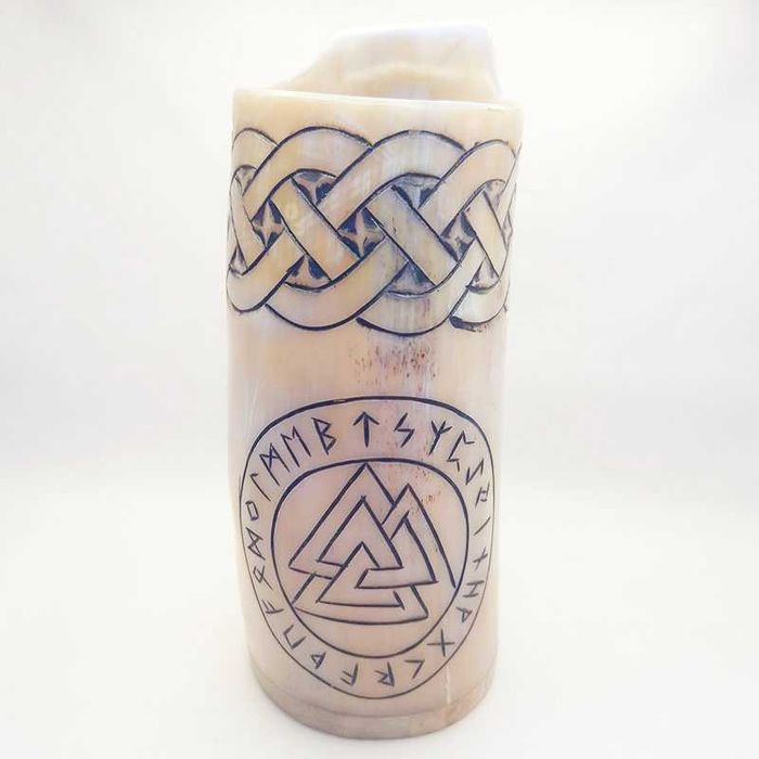 Чаши  от истински биволски рог и гравюри с викингски мотиви, тип халба