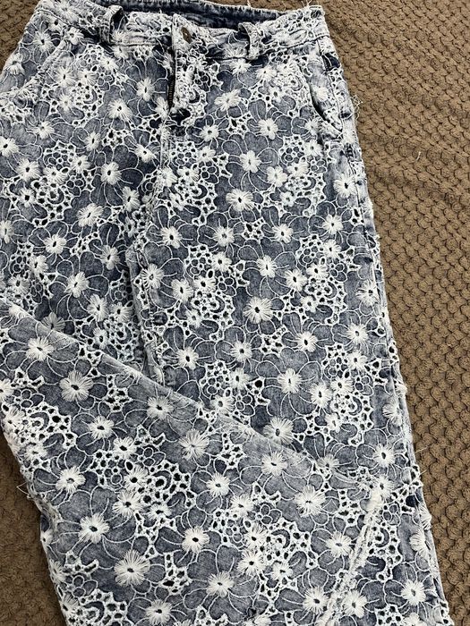 Дънки , тениски и жилетка