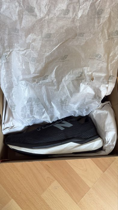 New Balance FuelCell Propel v5 in stare foarte buna