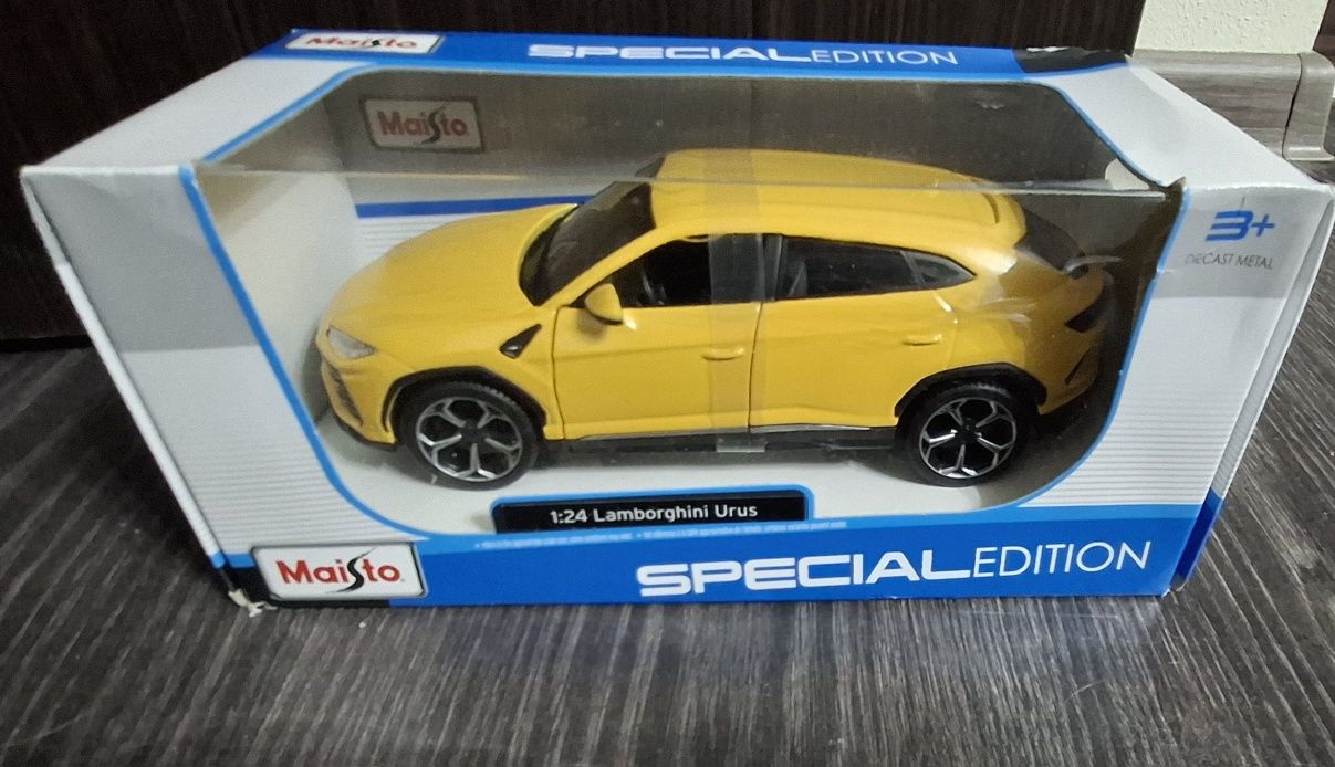 VÎND MACHETE din metal de colecție diferite modele scara 1 / 24