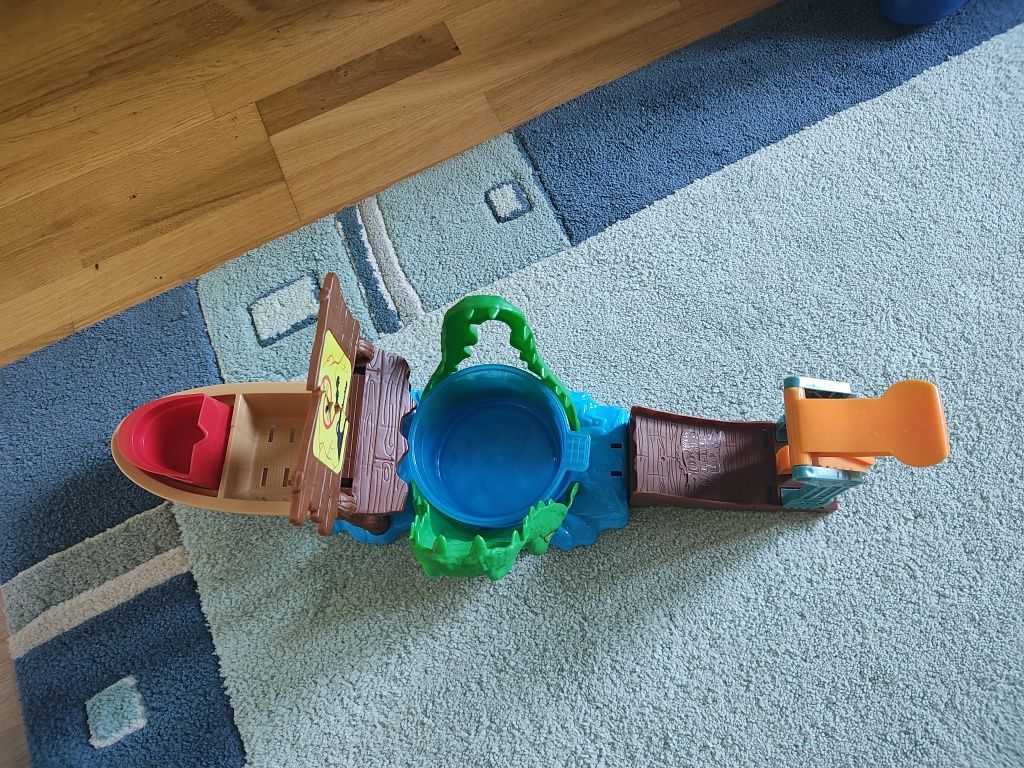 Писта Hot wheels monster trucks и крокодил