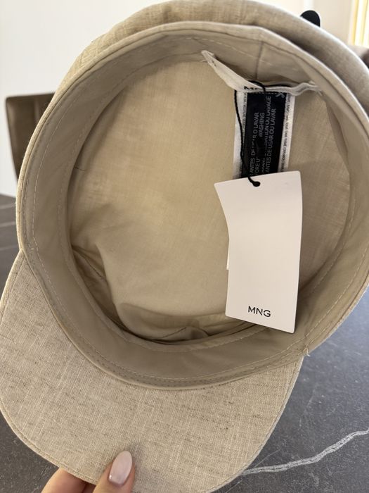 Шапка с козирка от бежов лен