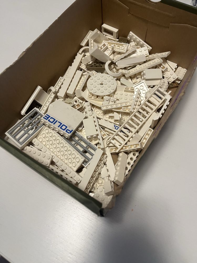 Lego части, които са сортирани по цветове