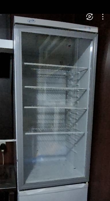 Продам витринный холодильник