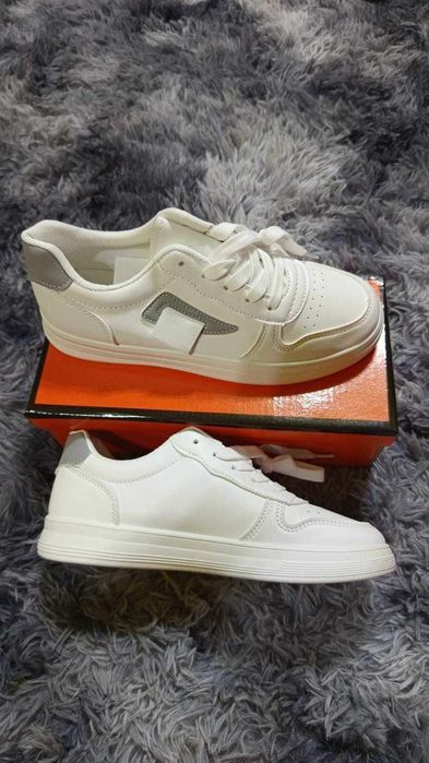Adidași de damă. Mai multe modele în privat