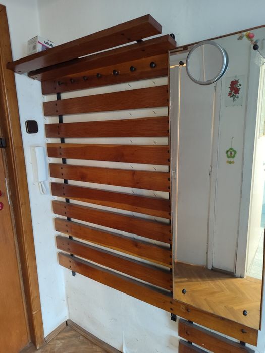 Vând cuier din lemn cu oglindă