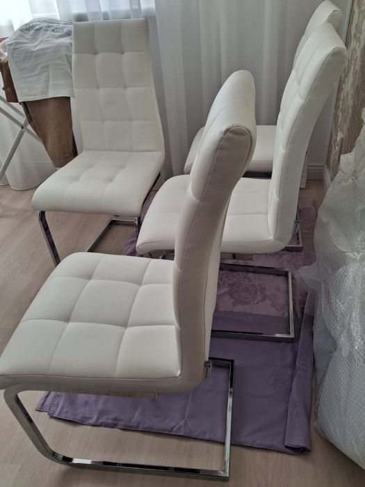 Patru scaune piele alba