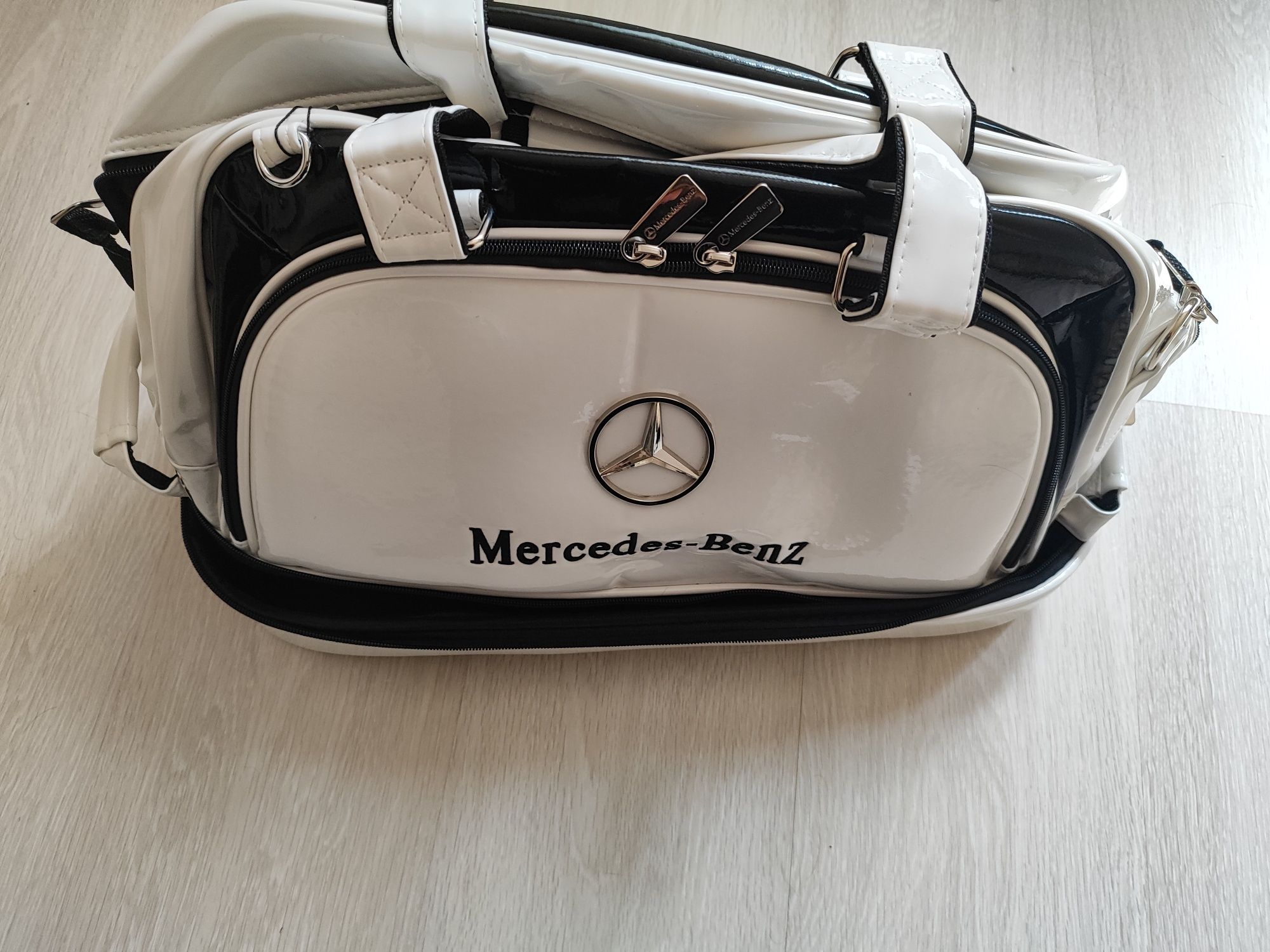 Продам спортивную сумку Mercedes