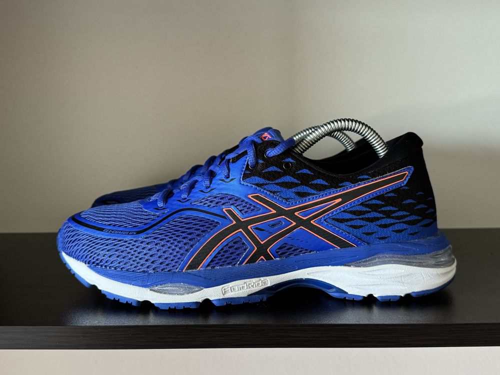 Asics Gel-Cumulus 19/ 42номер 26.5см Стелка Почти Нови