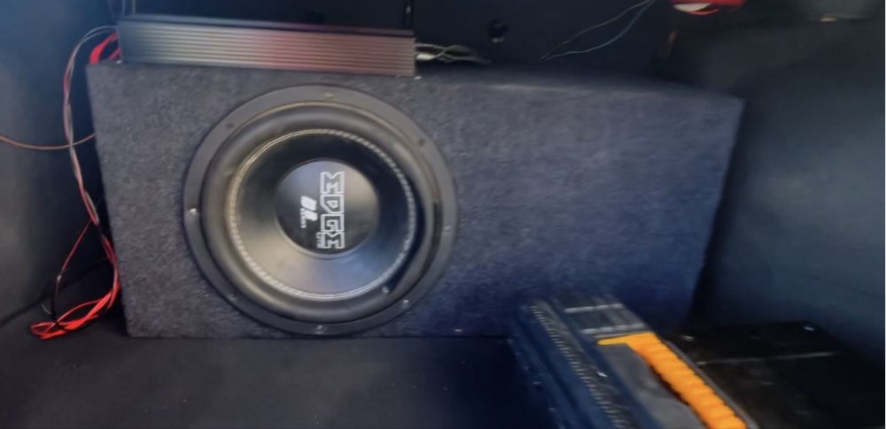 Продам саббуфер с усиликом  хорошо звучит очень громко