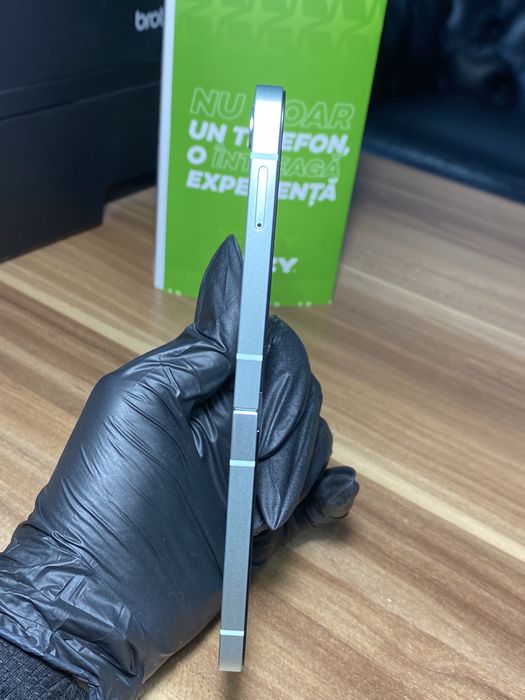 Samsung Galaxy Z Flip6 • 256 GB • Mint