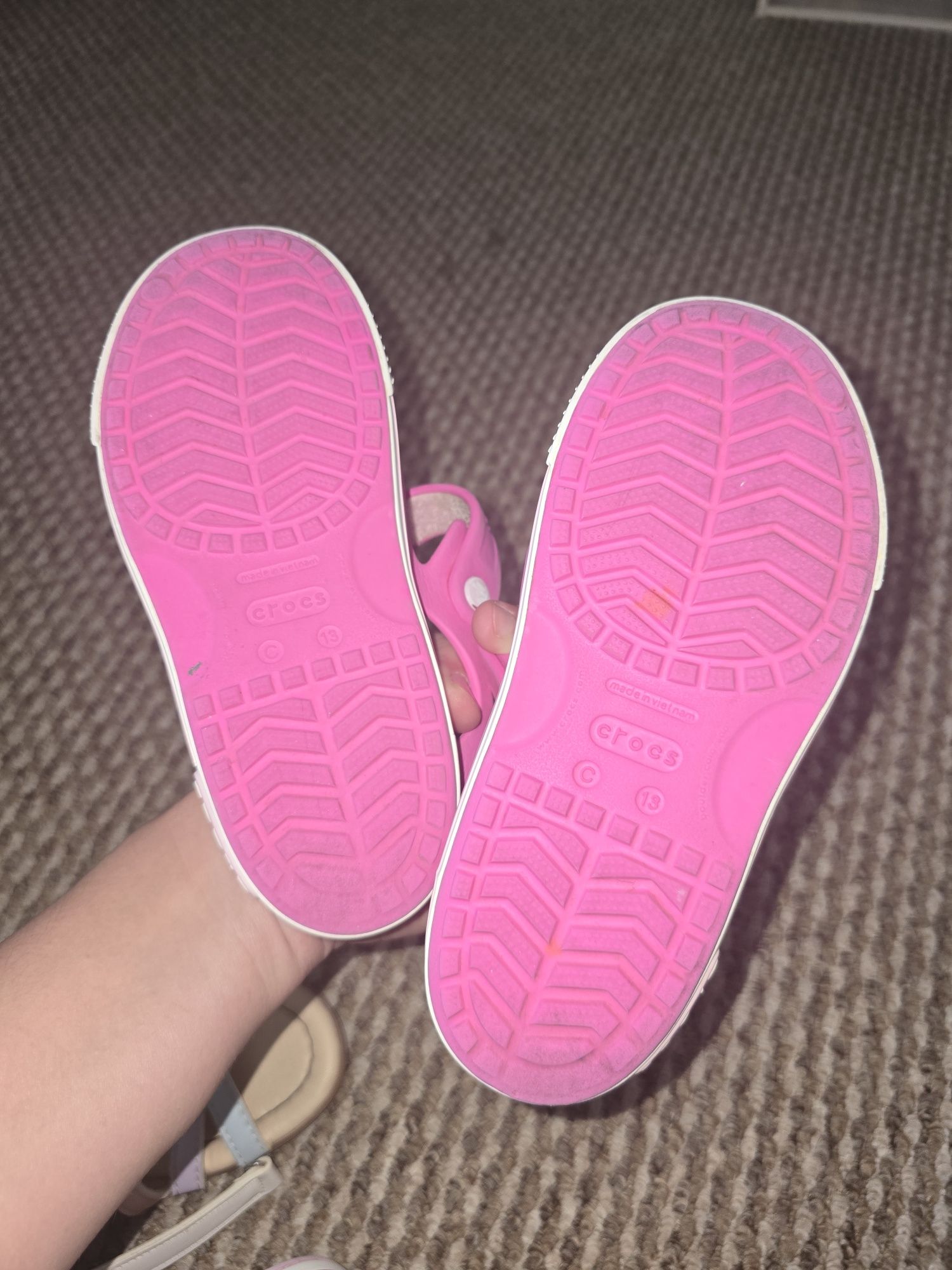 Sandale de fetite Crocs.