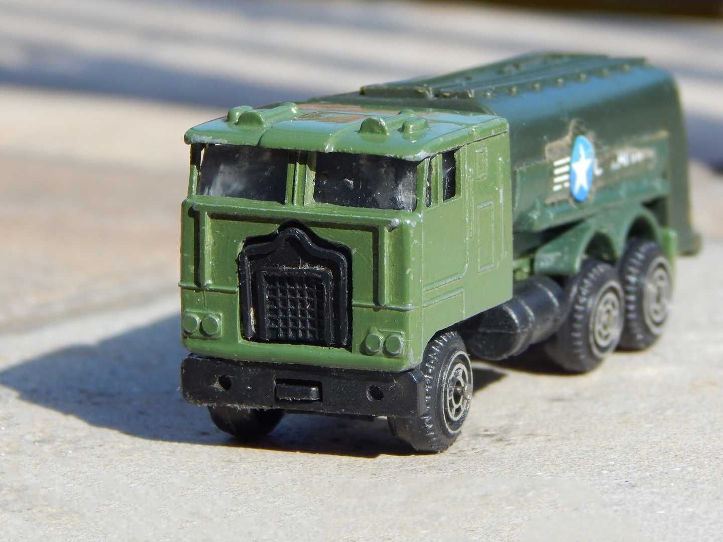 Macheta jucarie cisterna militara Kenworth K100 Aerodyne sc 1:87