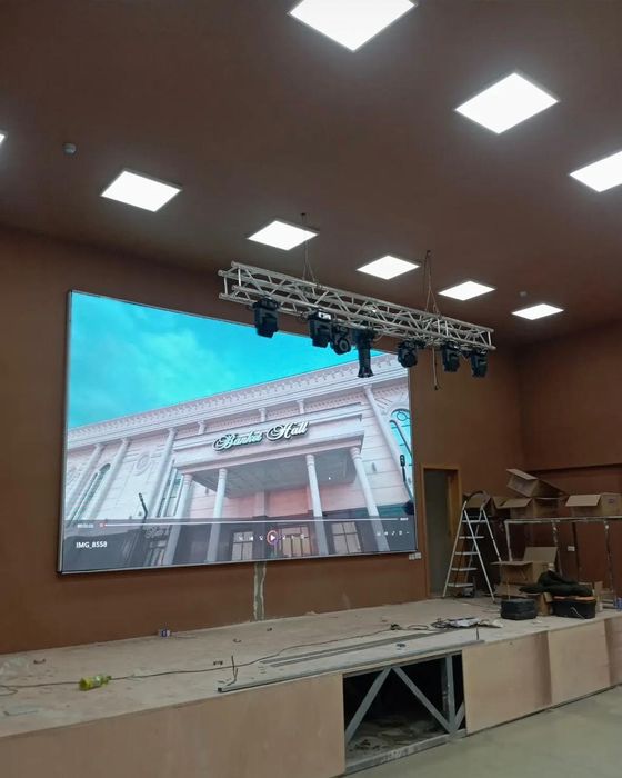 Лэд экран, светодиодная экран, света музыка, стол, стуля