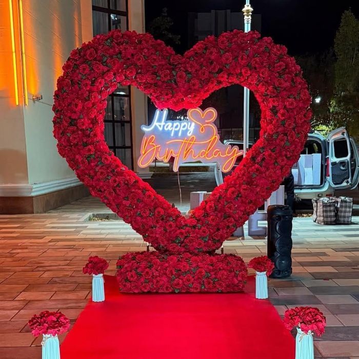 Фотозона сердце Оформление праздников в Конаеве стиль эмоции эффект