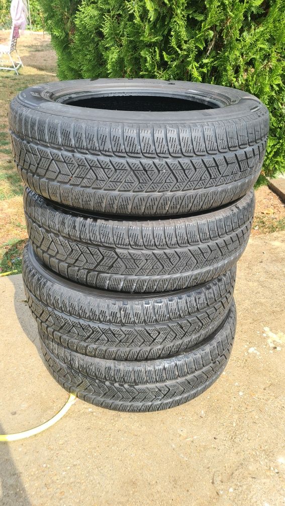 Cauciucuri iarna Pirelli 215 65 r17 / 400 lei toate 4