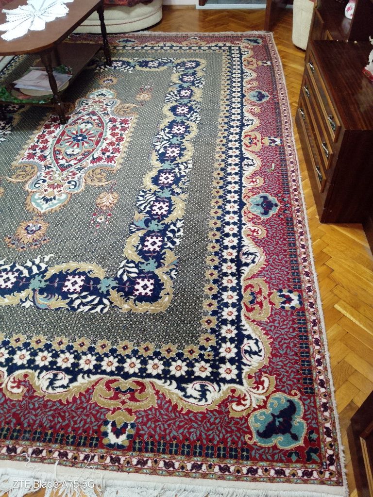 Персийски вълнен килим