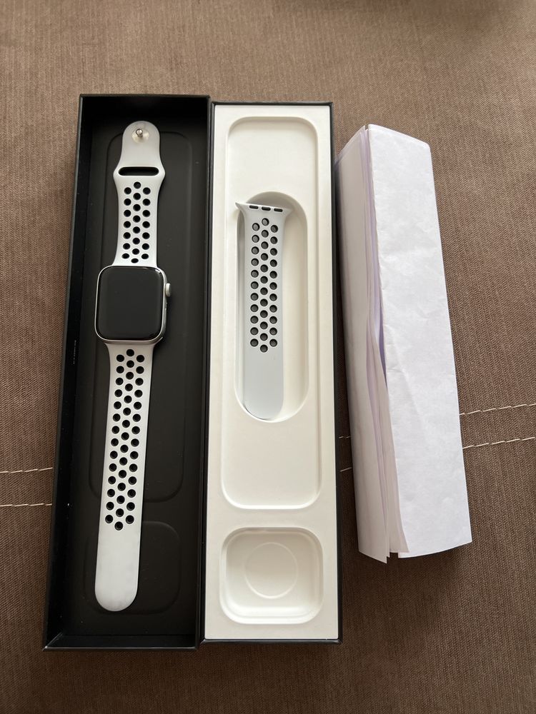 Apple watch Nike se 44mm серебристый