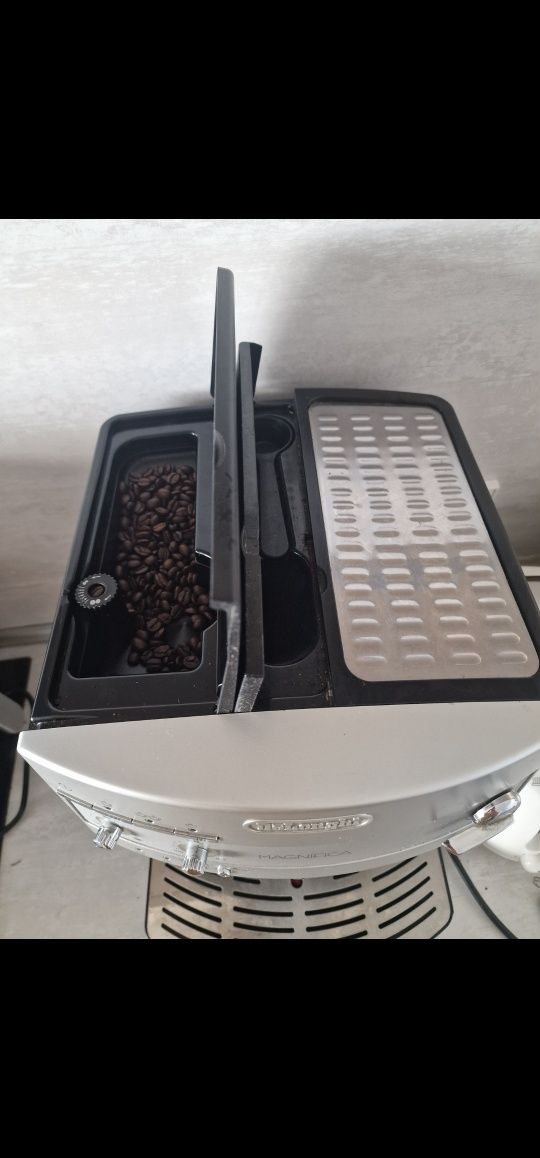 Кафе машина Delonghi Esam 3200