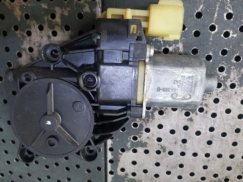 Motoras macara stanga fata ford fiesta 6 cb1 ccn 0130822404