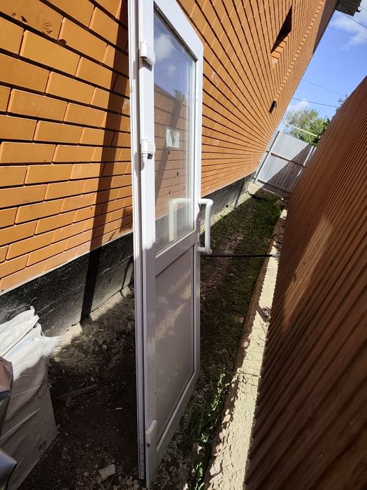 Продам дверь, стеклопакеты без стекл