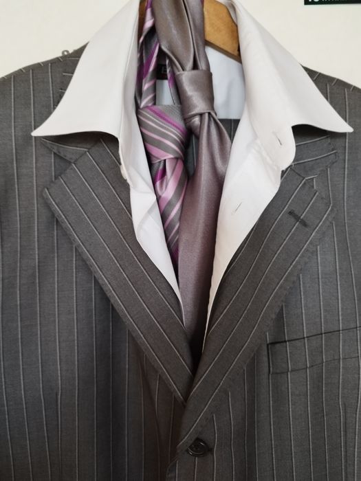 Луксозен мъжки костюм Zegna, в нежно сиво райе