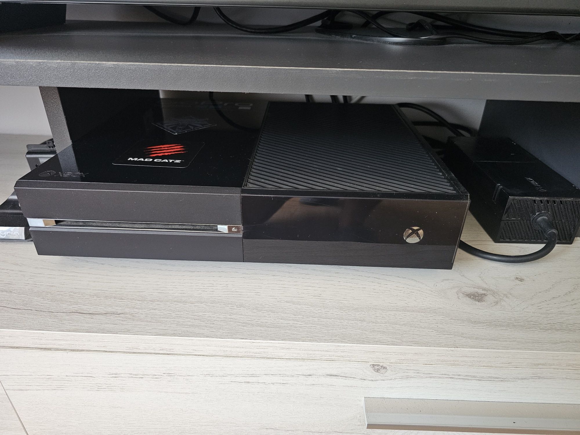Vand Xbox One 500gb + 2 controllere + dock incarcare