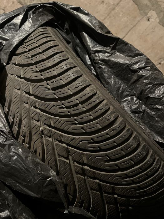 Vand 2 anvelope iarna 215/55 17 stare f f buna