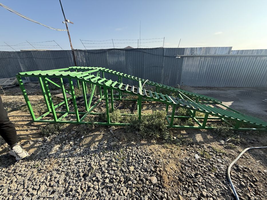 Стоящий стенд на машину.