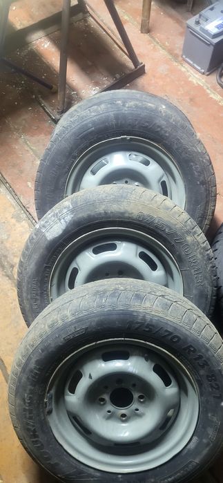 Продам летнюю резину с дисками на 13
