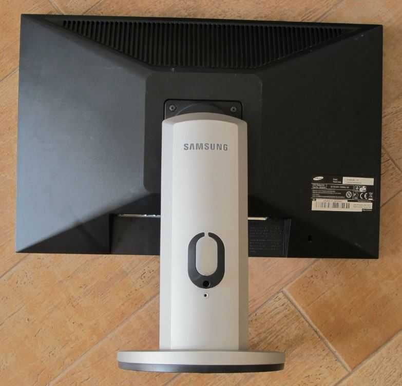 Монитор Samsung SyncMaster 205 BW Рабочий. 16*10