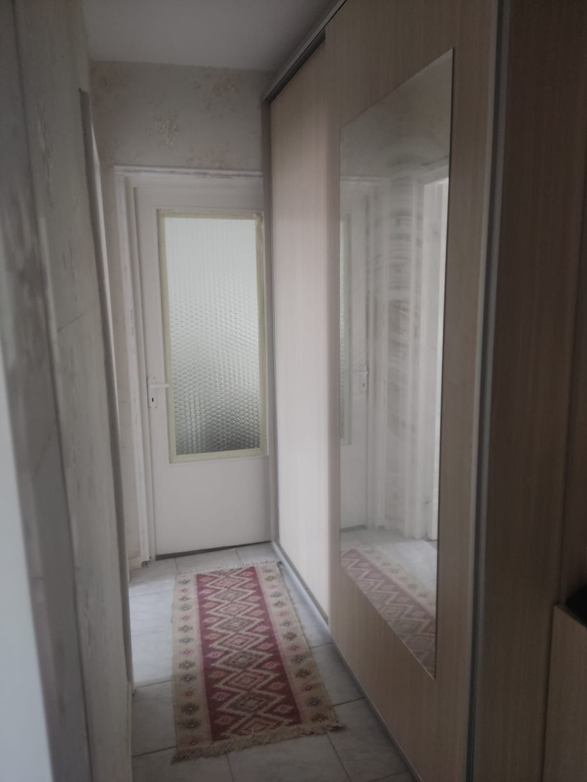 Închiriez apartament cu 2 camere