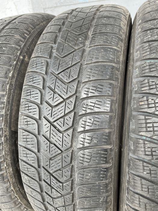 4 бр. зимни гуми 215/65/17 Pirelli DOT 3716 5-5,5 mm