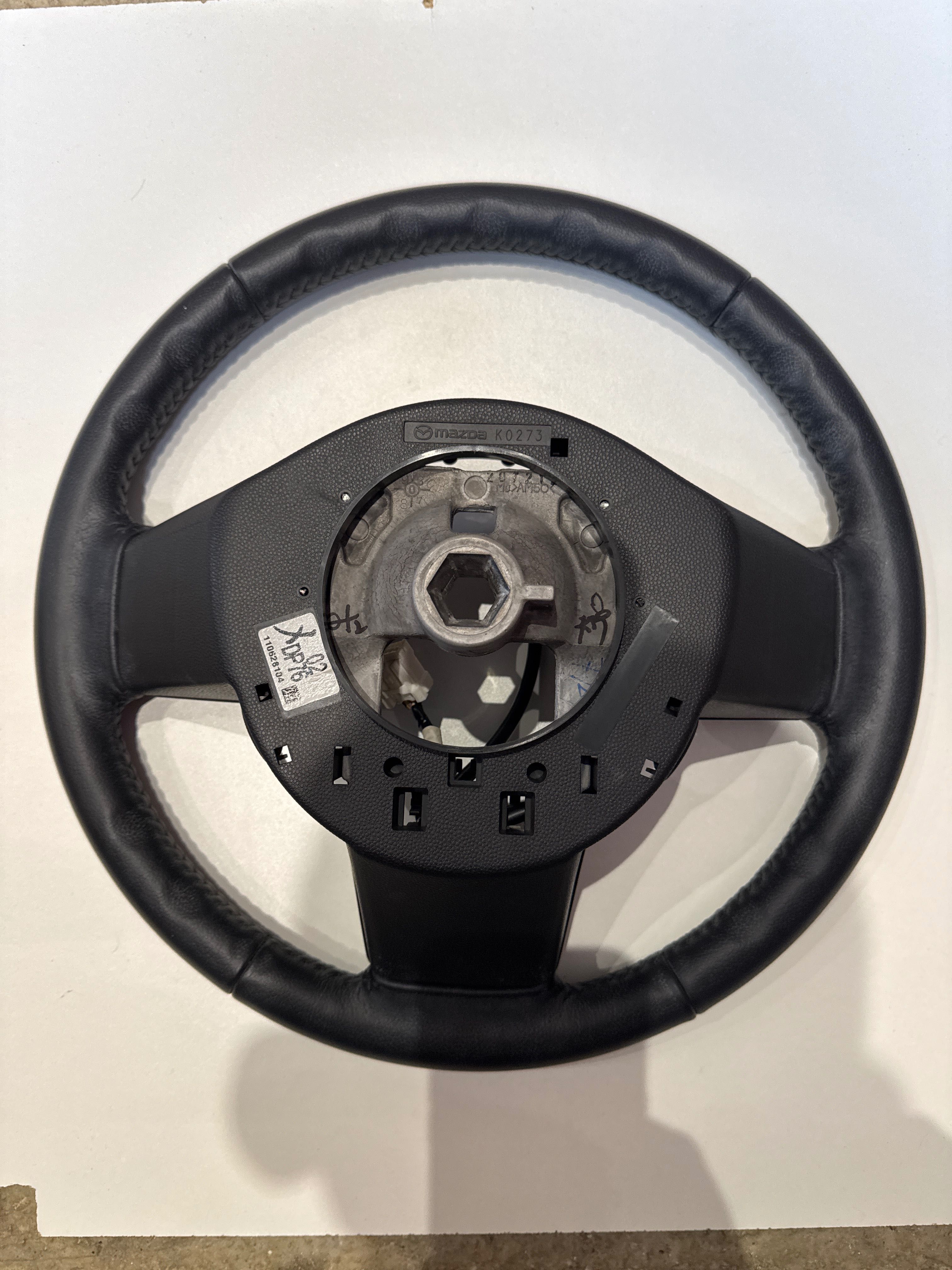 Mazda 2 кожен волан Мазда 2