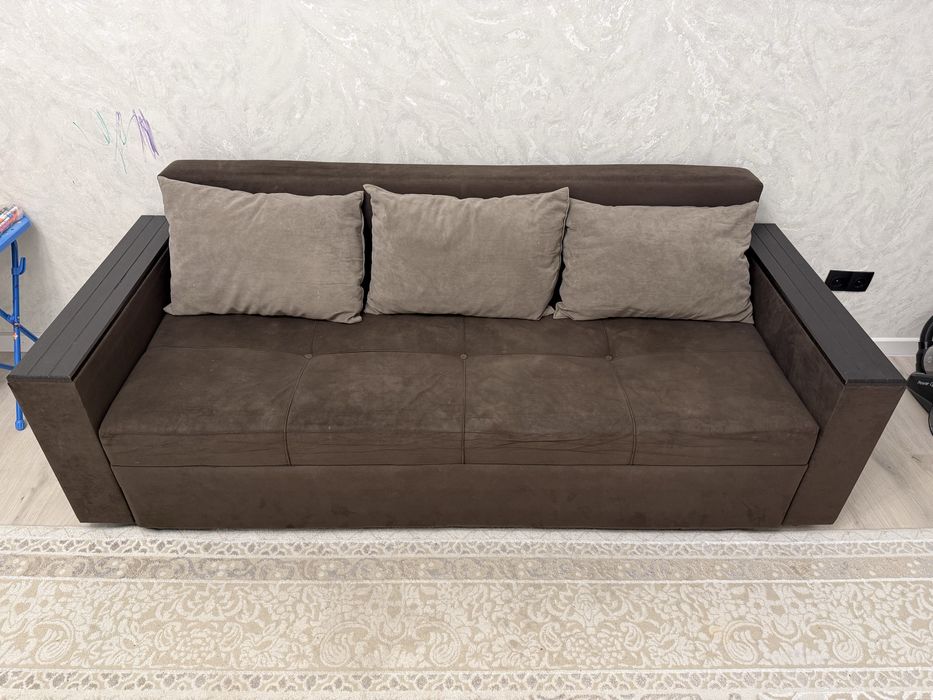 Продается диван размером 2,15х90