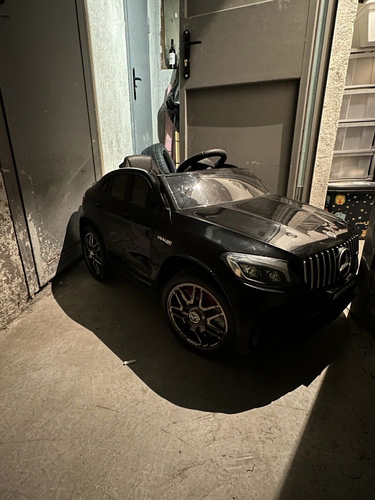 Акумулаторната детска кола Mercedes-Benz AMG