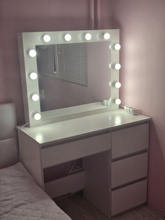 Тоалетка със светещо огледало