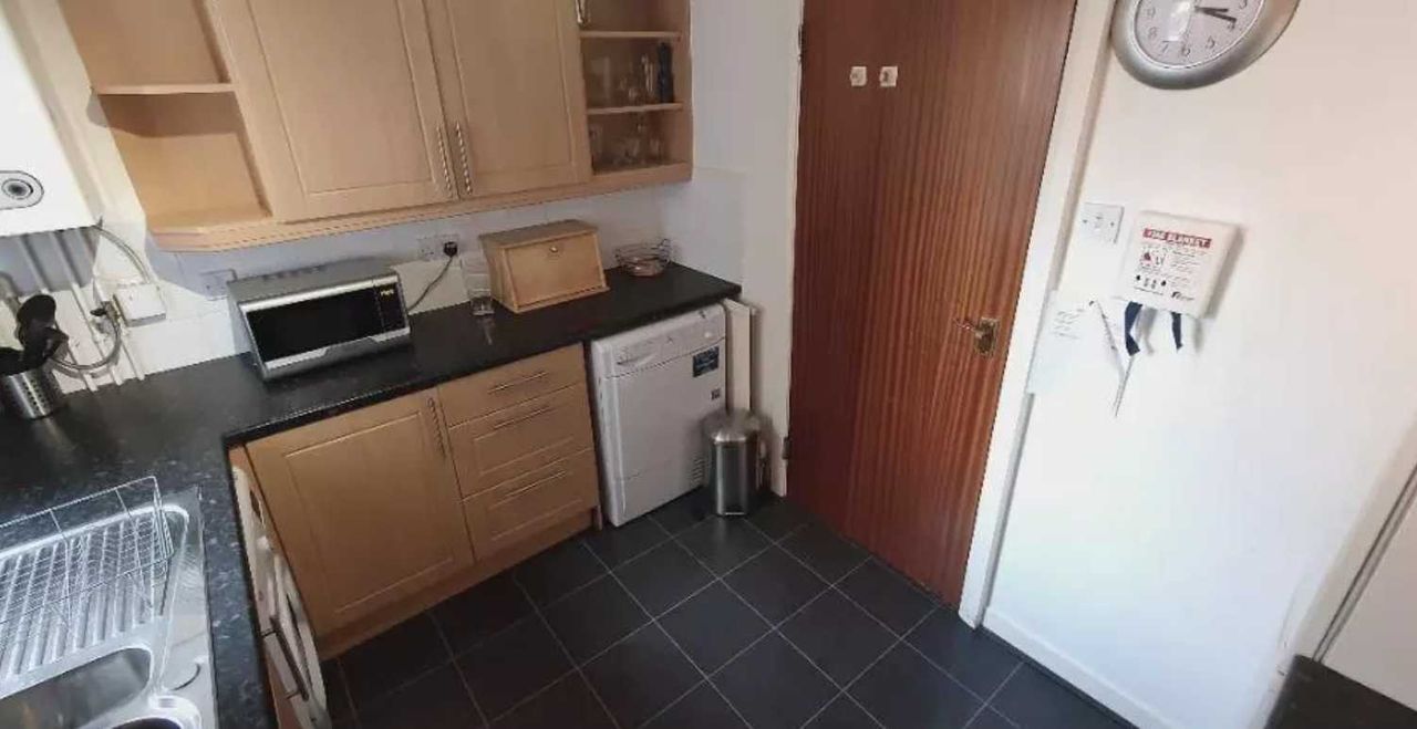 Дава се под наем Тристаен апартамент в Пловдив, Кършияка - 88 кв.м за 260.1 € - Снимка #2