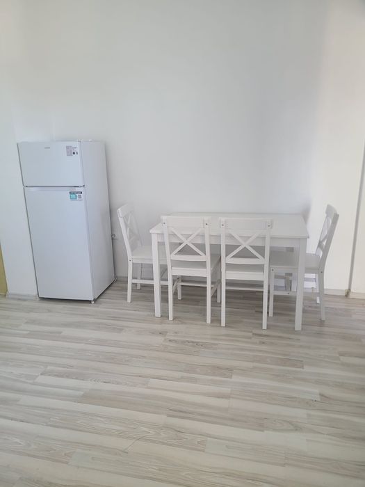 Inchiriez apartament nou cu o camera ( parcare inclusa )