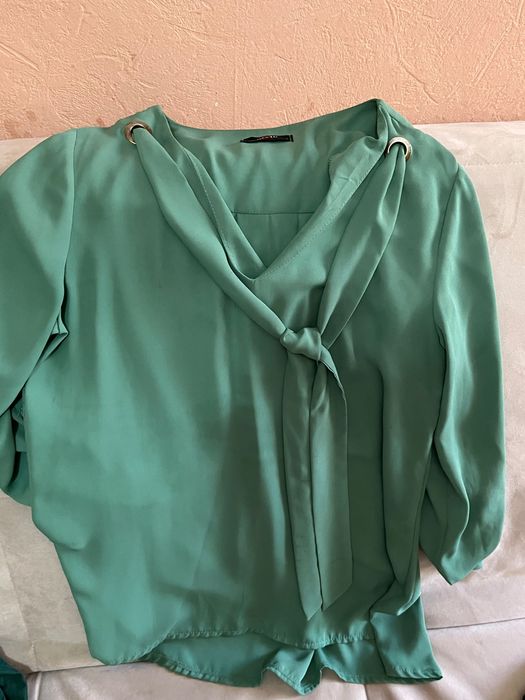 Кофта нарядная зеленого цвета шифоновая.