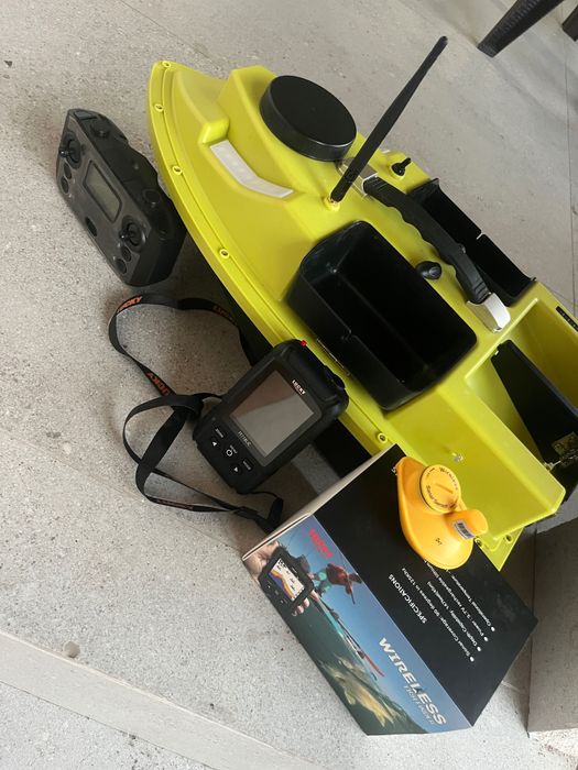 Лодка за захранка и сонар