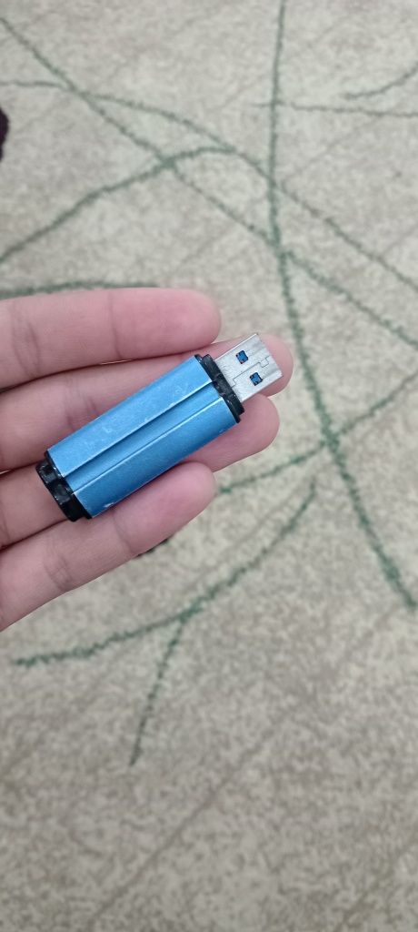 Продаётся Флешка 8 Gb