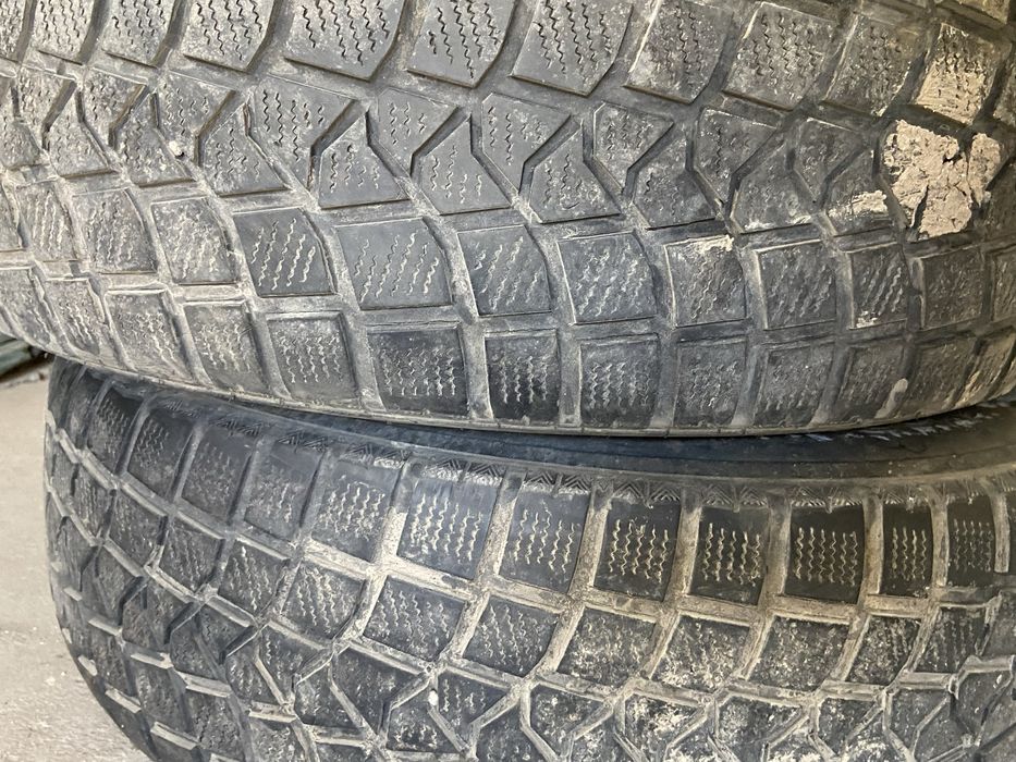 Пара зимних шин 235/70/16.