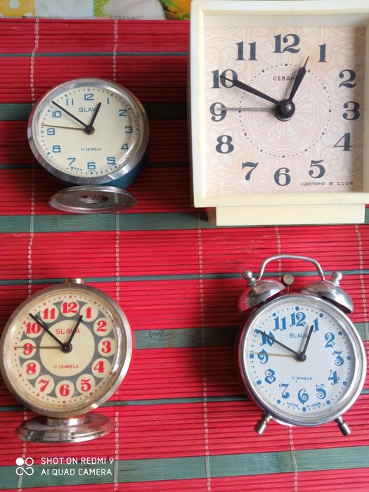 Сет от четири руски будилника Слава.